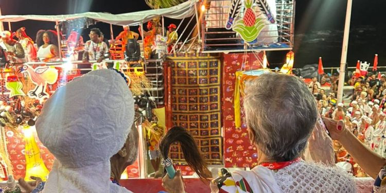 momentos-em-que-gil-e-caetano-se-emocionaram-em-camarote-de-salvador