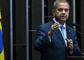 marinho-chama-desfile-de-academicos-de-niteroi-de-palanque-e-pede-punicao