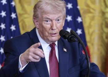 apos-derrota-na-suprema-corte,-trump-dobra-aposta-e-anuncia-tarifa-global-de-10%
