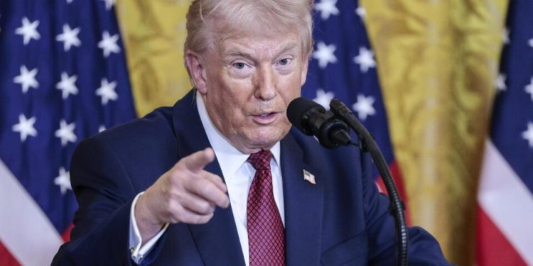 apos-derrota-na-suprema-corte,-trump-dobra-aposta-e-anuncia-tarifa-global-de-10%