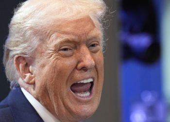 trump-desafia-suprema-corte-e-aumenta-tarifa-global-de-10%-para-15%
