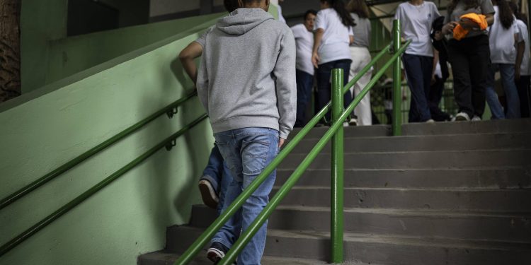 ‘descancar’-e-‘continecia’:-escola-civico-militar-de-sp-tem-erros-de-grafia-durante-atividade-em-sala