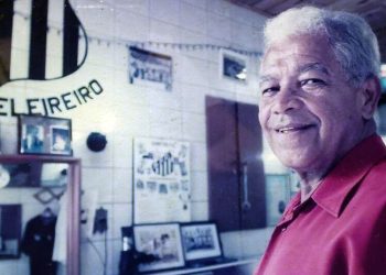 morre-o-barbeiro-que-moldou-o-topete-do-rei-pele