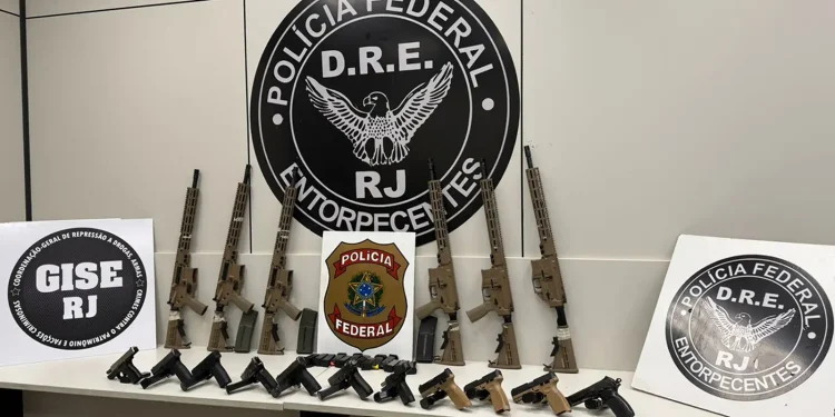 em-duas-acoes-na-via-dutra,-pf-apreende-10-fuzis-e-12-pistolas