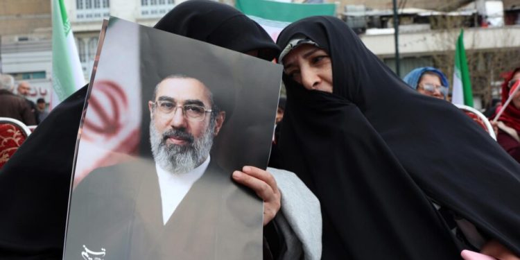 novo-lider-supremo-do-ira-esta-inconsciente-e-em-tratamento-medico,-diz-jornal