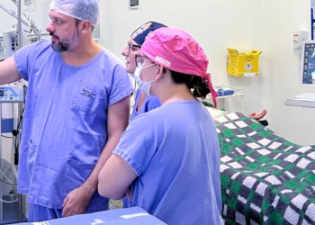 robo-cirurgico-chines-estreia-no-brasil-em-operacao-inedita-de-joelho