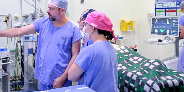 robo-cirurgico-chines-estreia-no-brasil-em-operacao-inedita-de-joelho