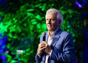 flavio-bolsonaro-deve-explicar-elo-com-daniel-vorcaro-aos-seus-eleitores,-diz-caiado