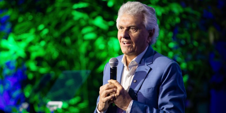 flavio-bolsonaro-deve-explicar-elo-com-daniel-vorcaro-aos-seus-eleitores,-diz-caiado