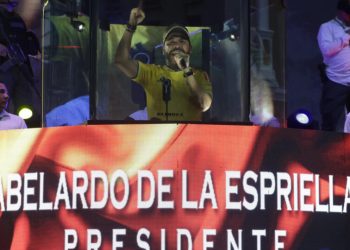 candidato-da-direita-desafia-justica-e-leva-multidao-as-ruas-com-bandeiras-da-colombia
