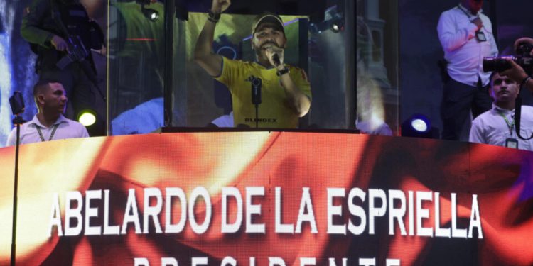 candidato-da-direita-desafia-justica-e-leva-multidao-as-ruas-com-bandeiras-da-colombia