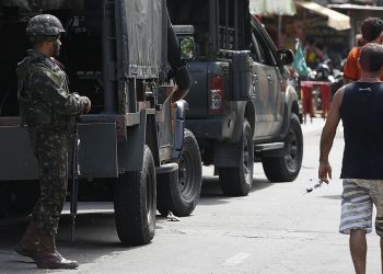 policia-faz-acao-para-cumprir-56-mandados-de-prisao-na-mare,-no-rio