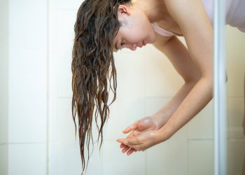 anvisa-proibe-creme-para-cabelos-e-outros-produtos-irregulares;-saiba-marcas