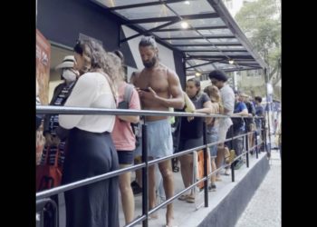 teatro-glaucio-gill:-voce-acredita-no-tamanho-dessa-fila?-(video)