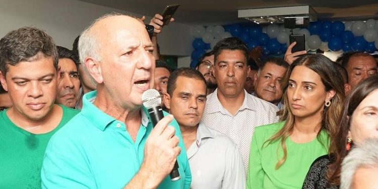 condenado-por-improbidade,-arruda-recebe-apoio-de-caiado-no-df