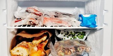 nada-de-faca-e-secador:-como-tirar-gelo-do-congelador-sem-danificar-freezer