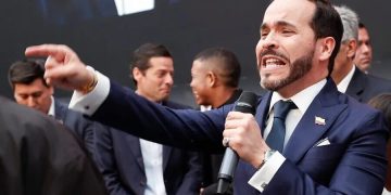 ataque-com-bomba-fere-11-pessoas-dias-antes-da-posse-de-el-espriella-na-colombia