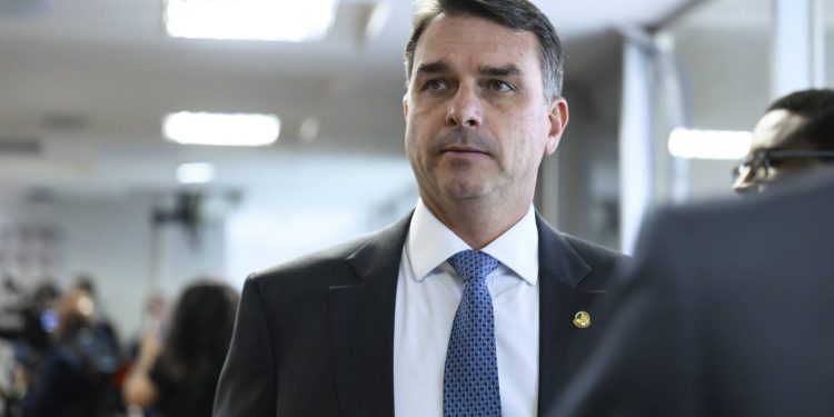 a-medida-de-flavio-bolsonaro-para-facilitar-registro-de-candidatura