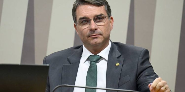 o-dilema-da-campanha-de-flavio-bolsonaro-envolvendo-o-pai
