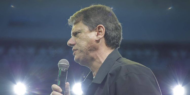 vacina-de-sarampo-e-‘consagrada’-e-‘fundamental’,-diz-tarcisio-apos-eduardo-fazer-campanha-antivacina