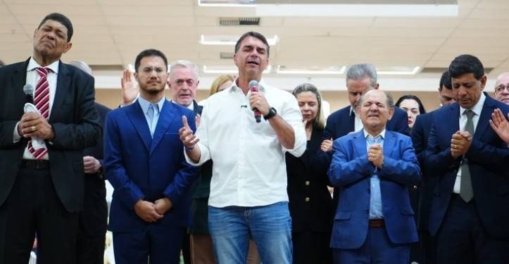 ao-lado-de-eduardo-cunha,-flavio-bolsonaro-participa-de-culto-evangelico-no-dia-dos-pais