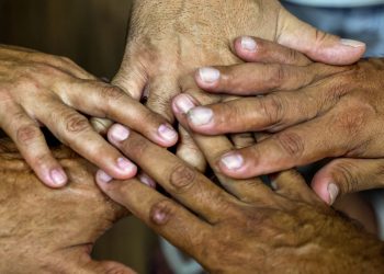 na-relacao-entre-pais-e-filhos,-exemplo-e-licao-silenciosa-e-constante
