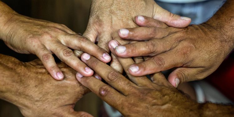 na-relacao-entre-pais-e-filhos,-exemplo-e-licao-silenciosa-e-constante