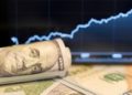dolar-sobe-a-r$-5,20,-apos-4-altas,-e-bolsa-caminha-para-9o-dia-de-queda