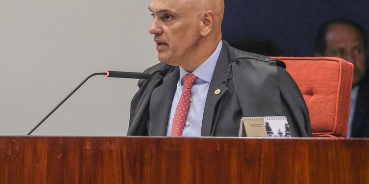 Moraes se declara impedido em ação sobre visitas da esposa ao Senado