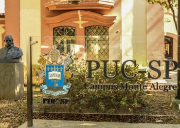 Estudantes da PUC-SP fazem paralisação contra redução de bolsas e cobram mudanças em processo