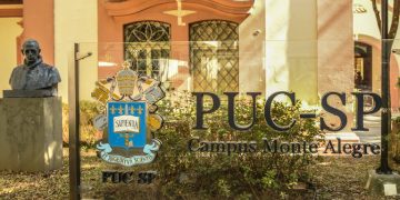 Estudantes da PUC-SP fazem paralisação contra redução de bolsas e cobram mudanças em processo