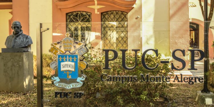 Estudantes da PUC-SP fazem paralisação contra redução de bolsas e cobram mudanças em processo