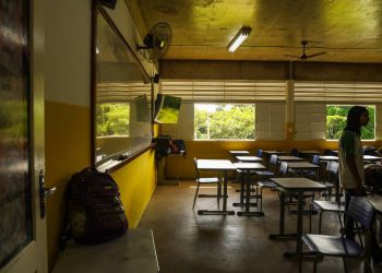 Número de professores de ensino médio com menos de 24 anos cai 30% em dez anos no país