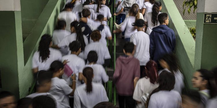 Justiça proíbe governo Tarcísio de contratar professores temporários