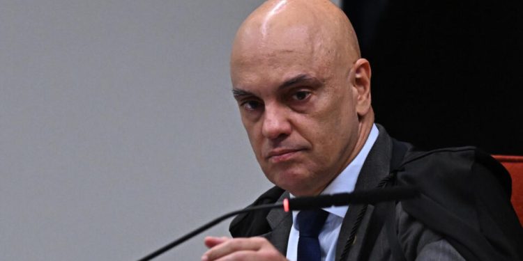 imprensa-internacional-chama-escandalo-envolvendo-moraes-de-“bomba-atomica”