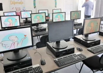 80% das escolas têm wi-fi e internet com velocidade adequada, diz MEC