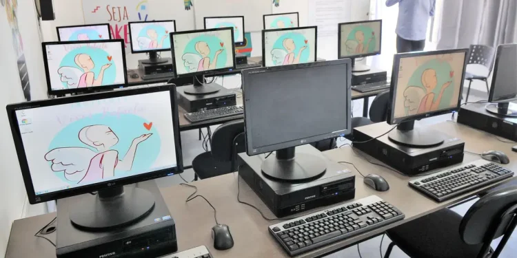 80% das escolas têm wi-fi e internet com velocidade adequada, diz MEC