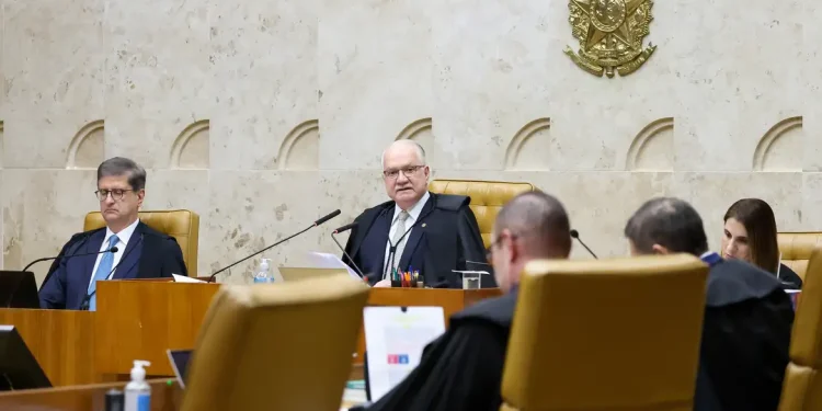 Ministros aposentados do STF pedem “rigorosa apuração” de crise