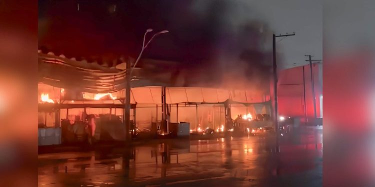 Incêndio atinge pavilhão de frutas no Ceagesp; não há vítimas