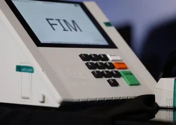IA e vídeos falsos superam fake news como maior ameaça à democracia