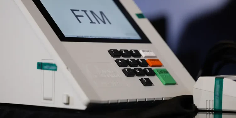 IA e vídeos falsos superam fake news como maior ameaça à democracia