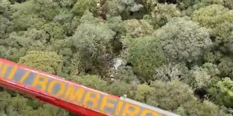 Corpos de vítimas de queda de helicóptero seguem para perícia em SC