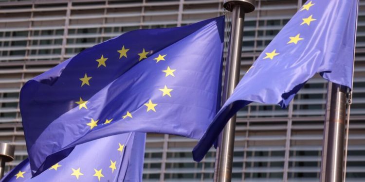 Cinco países da Europa avançam com plano para enviar imigrantes para fora da UE