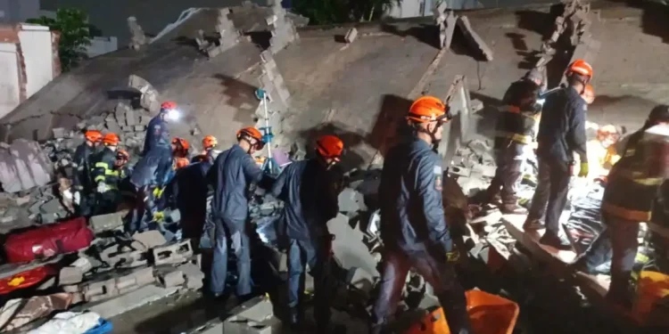 Prédio em construção desaba sobre casa em São Paulo