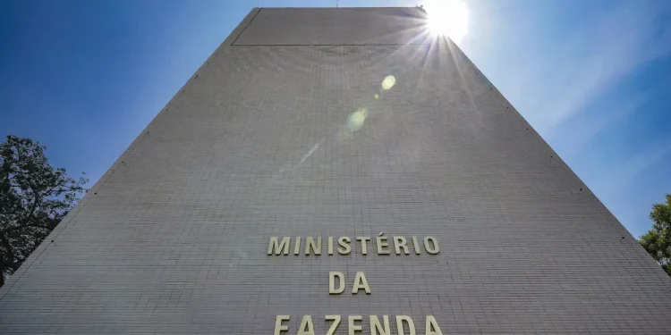 Ministério da Fazenda reduz previsão de crescimento do PIB para 2026